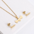 Detailansicht eines goldenen Edelstahl-Schmucksets mit Herz-Halskette und Ohrsteckern - Dreifach-Herz-Schmuckset / Gold
