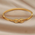 Bracelet jonc infini en acier inoxydable doré posé sur un tissu en soie champagne - B752 Or