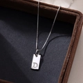 Collar de plata con colgante cuadrado letra D grabada y cadena veneciana en caja de joyas - Letra D / Plateado