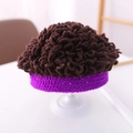 Dettaglio cappello a parrucca per neonati all'uncinetto con ricci marroni e bordo viola - Taglia Unica Elastica (Adatto per 1-4 anni) / Viola scuro