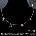 Collana MAMA dorata in acciaio inossidabile esposta su un manichino da busto nero - Collana con Pendente a Lettera MAMA / Oro