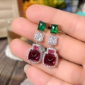 Orecchini pendenti di lusso con cristalli verde smeraldo e viola su montatura argento - Diamanti colorati