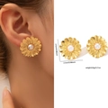 Detailed view of gold flower earrings with pearls including 2.5cm size and weight specs - Zjge0570