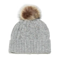 Dettaglio del berretto grigio in maglia a trecce con un grande pompon in pelliccia sintetica - M (56-58cm) / Grigio
