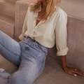 Chemise rayée décontractée pour femmes en beige et blanc avec manches longues retroussées - S / Kaki