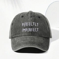 Dettaglio del ricamo Perfectly Imperfect su berretto in cotone grigio lavato vintage - Nero con logo bianco