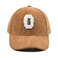 Detail der braunen Cord-Baseballkappe mit flauschigem O-Patch und goldenen Pailletten - O-Buchstaben Aufnäher (Braun)