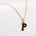 Collar de acero dorado con un colgante de letra P de alfabeto en esmalte negro - Letra P Dorada