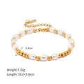 Dettaglio del bracciale in acciaio al titanio dorato con perle bianche e chiusura a moschettone - Stile di Perle Dorate (JDB201496)