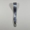 Dettaglio del cinturino portachiavi grigio intrecciato con moschettone argento e pelle - Grigio