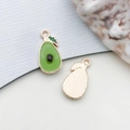Pendentif avocat en émail vert avec cadre en métal doré pour la création de bijoux DIY - Fruit d'Avocat (11983)