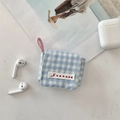 Dettaglio custodia per auricolari in tessuto a quadri blu con cordino rosa e patta - Quadri Blu Chiaro