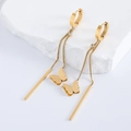 Detalle de pendientes de mariposa dorados con borlas largas y detalles de cristales - Dorado