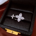 Macrodetail van de Franse zirkonia bloem open ring met fonkelende steentjes - Zilver