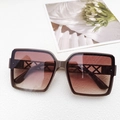 Gafas de sol cuadradas de gran tamaño con lentes degradadas marrones y patillas caladas - café