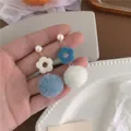 Handgefertigte lange Ohrhänger mit weißen Plüschkugeln und blauen Blumenanhängern - Blau Weiß Blume Pom Pom Baumeln