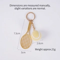 Porte-clés mini raquette de tennis dorée et balle en feutre jaune avec anneau en métal poli - 2.6cm Large / Raquette Or + Balle Jaune Clair 2.6cm