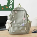 Zaino scolastico verde salvia con ciondolo a orsetto e spille su una scrivania moderna - Verde (Senza accessori)