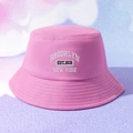 Détail de la broderie Brooklyn blanche sur un chapeau bob en coton sergé rose - Taille unique / rose vif