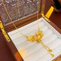 Primer plano de collar de trébol dorado con borlas en un joyero de madera de lujo - Estilo de Trébol con Borla / 3# Collar - Dorado