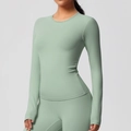 Nahaufnahme des salbeigrünen Yoga-Oberteils und der Fitness-Leggings aus Stretch-Stoff - S / Basilikumgrün