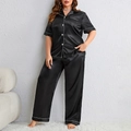 Schwarzer Damen-Schlafanzug aus Satin mit kurzen Ärmeln, langer Hose und weißer Paspelierung - 1XL / Schwarz