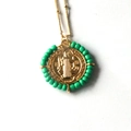 Collana con medaglia religiosa di San Benedetto con perline verdi e catena dorata - Verde Smeraldo