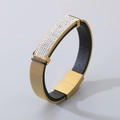 Bracciale a maglia dorata con fodera in pelle nera e dettaglio pavé rettangolare - Stile B Oro Con Zirconia Bianca (KB107009-K)