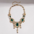 Detailansicht einer Vintage Goldkette mit smaragdgrünen Wassertropfen-Anhängern - Wassertropfen Halskette (Halskette-Gold)