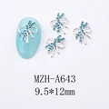 Détail macro de breloques nœud papillon en métal 9,5x12mm avec strass en cristal bleu - Style Nœud Papillon (A643)