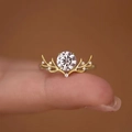 Exquisiter goldener Rentiergeweih-Ring mit funkelndem Zirkon-Mittelstein am Finger - US 7 / Gold