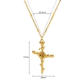 Dettaglio del ciondolo a croce con rosa placcato oro con dimensioni e lunghezza catena - Croce con Rosa di Spine