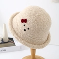 Detalle de gorro de lana beige con lazo rojo y bordado de osito en primer plano - 56-58cm / Beige