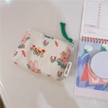 Dettaglio mini borsa in cotone con stampa coniglio rosa e coulisse verde con zip - Coniglio d'Erba Rosa