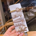 Dettaglio del set di 6 fermagli per capelli con perle, lega dorata e resina floreale - Set da 5 Pezzi Viaggio Dolce Gruppo A