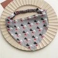 Detalle de diadema de satén con motivos festivos de árboles de Navidad en tela gris - Diadema Triangular de Árbol de Navidad de Satén Gris
