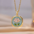 Exquisito collar de flores de esmalte dorado con fondo azul y detalle de perlas - Azul (A16)