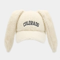 Detalle de la gorra de felpa blanca con orejas de conejo y bordado de Colorado - Ajustable / Blanco lechoso