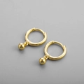 Vue détaillée de boucles d'oreilles créoles dorées avec petits pendentifs perles dorés - Créoles Boules Dorées