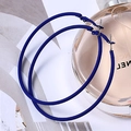 Grandes boucles d'oreilles créoles bleu mat avec finition gommée sur une revue - Peinture Caoutchouc Bleu Marine