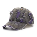 Vue détaillée du denim délavé avec empiècements violets usés et coutures jaunes contrastées - Taille unique / Lavage gris foncé avec patchs violets (B)