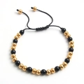Detail eines verstellbaren Armbands mit schwarzen Perlen und goldenen Metallkugeln - Schwarz Gold 6mm