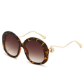 Lunettes de soleil rondes écaillées avec branches dorées ondulées et perles - Monture Léopard Verres Dégradés Thé
