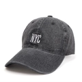Casquette de baseball en jean délavé gris foncé avec broderie NYC en vue de côté - Réglable (55-61cm) / Noir