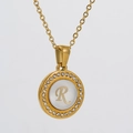 Collier en acier titane doré avec pendentif nacre lettre R et bordure en petits strass - Lettre P Or