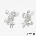 Silberne Blumen-Ohrstecker mit gebürsteten Metallblättern und Perlendetail - Silbernes Blumen-Stil (PD3280)