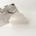 Elegante pinza per capelli a mezzaluna bianco perla con glitter su una scrivania bianca - Testa Rotonda 8 cm / Crema stellato