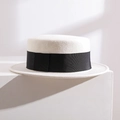 Chapeau canotier élégant en feutre de laine blanc avec ruban noir sur fond moderne - Ivoire