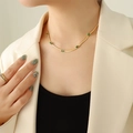 Collana a catena serpente placcata oro 18 carati con zirconi verdi indossata da modella - 40+5cm / Collana d'Oro-Zircone Verde