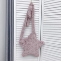Détail d'un sac bandoulière en peluche en forme d'étoile rose violet sur un volet blanc - Rose Lotus